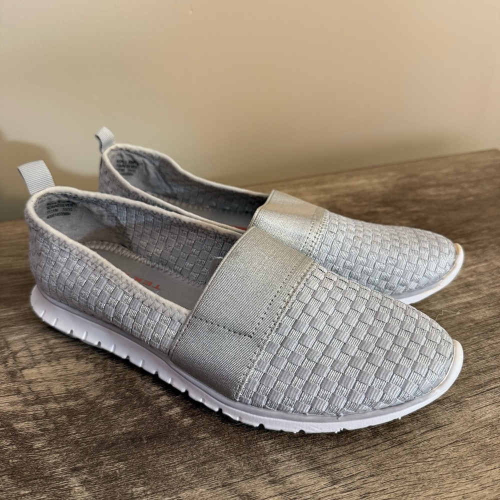 Tek Gear Slip On Comfort Casual Walking Shoes Women’s Size 6 Silver Woven